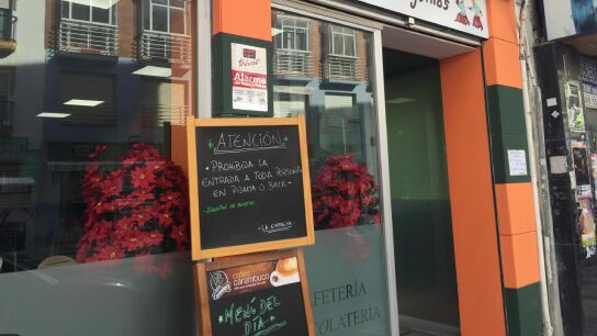 Un bar de M&aacute;laga proh&iacute;be la entrada en pijama