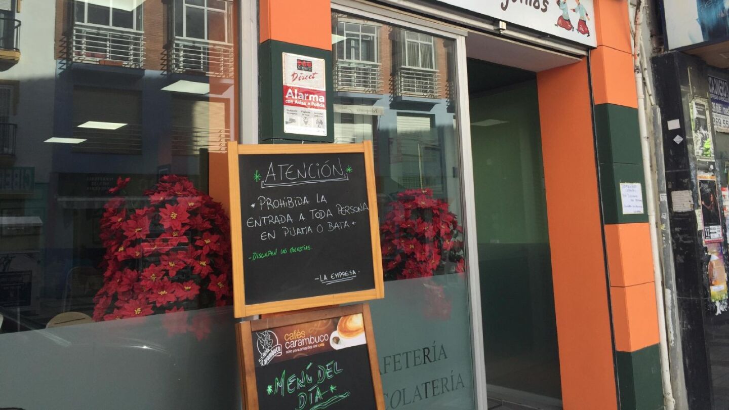Un bar de M&aacute;laga proh&iacute;be la entrada en pijama