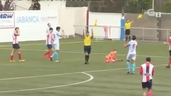 El portero del Alondras tendido en el terreno de juego El portero del Alondras tendido en el terreno de juego