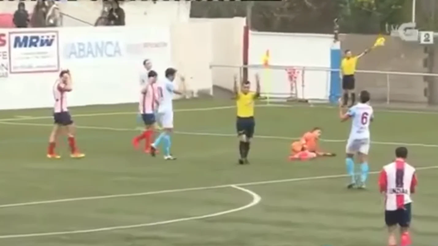 El portero del Alondras tendido en el terreno de juego