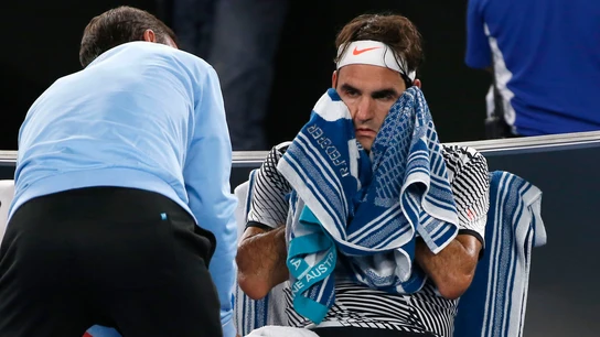 El médico asiste a Federer en la final del Open de Australia El médico asiste a Federer en la final del Open de Australia