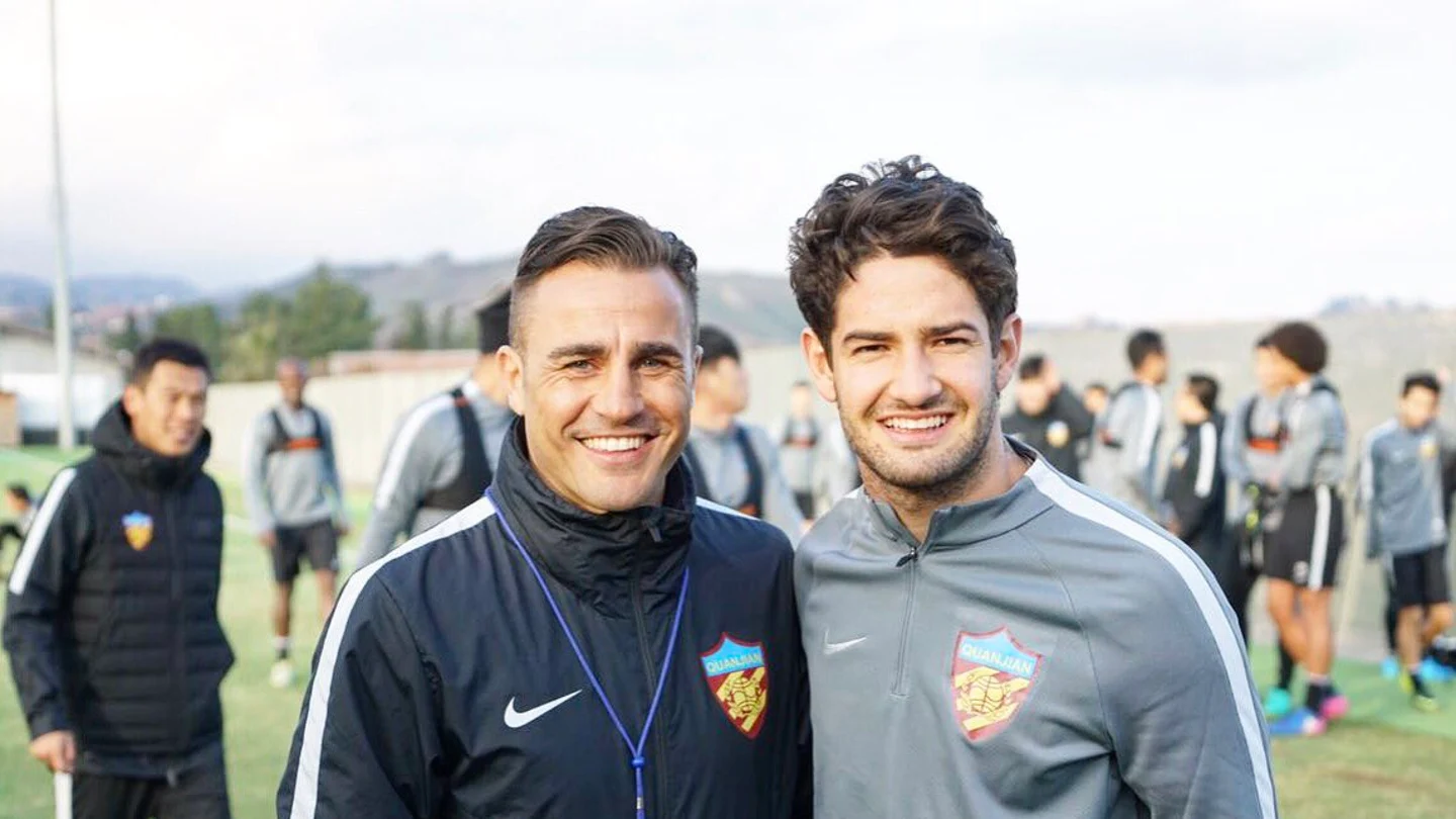 Pato posa con su nuevo entrenador, Fabio Cannavaro Pato posa con su nuevo entrenador, Fabio Cannavaro