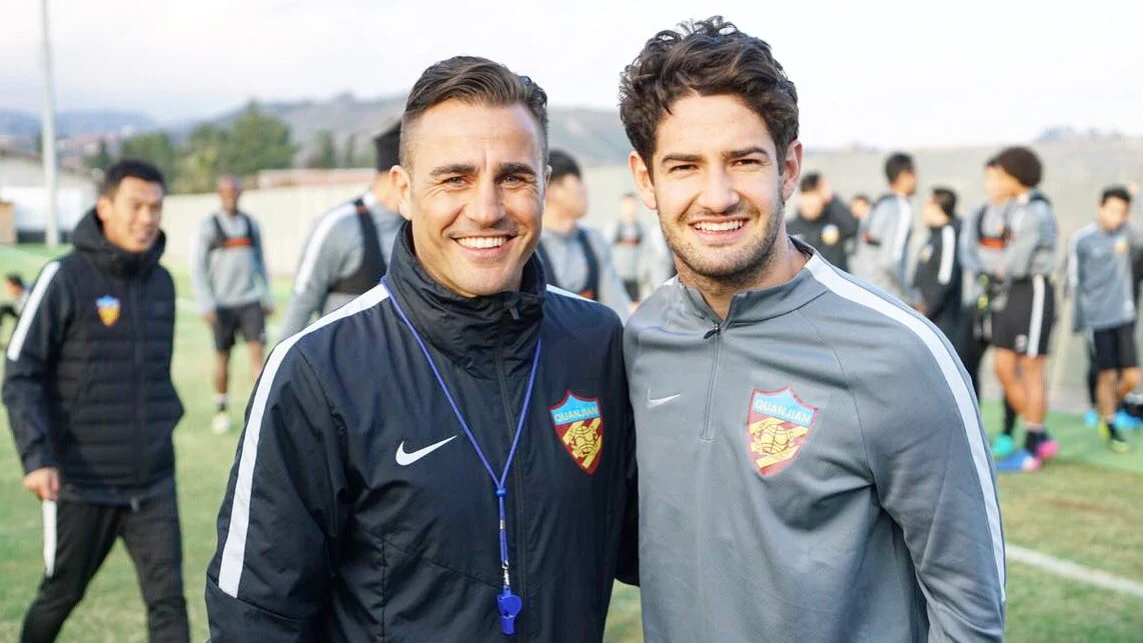 Pato posa con su nuevo entrenador, Fabio Cannavaro Pato posa con su nuevo entrenador, Fabio Cannavaro