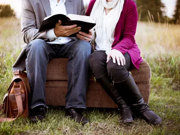 Pareja sentada Pareja sentada