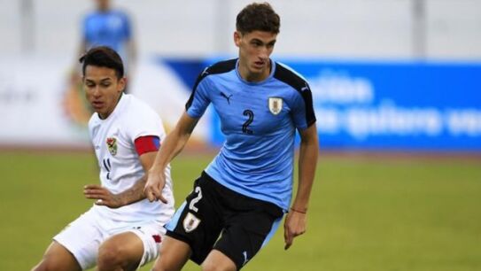 Santiago Ignacio Bueno, en un partido de la Sub' 20 con Uruguay