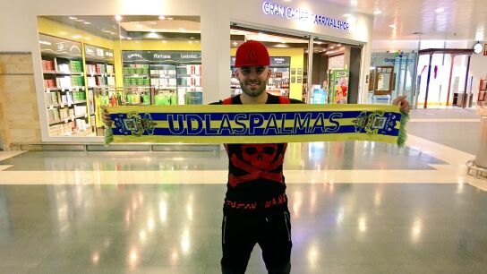 Jes&eacute; posando con la bufanda de la Las Palmas