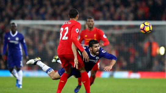 Diego Costa cae en una acci&oacute;n ante el Liverpool