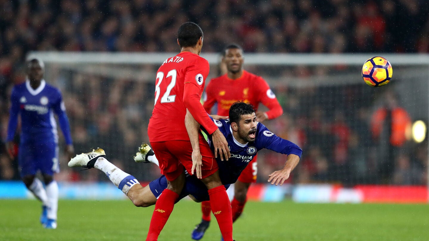 Diego Costa cae en una acci&oacute;n ante el Liverpool