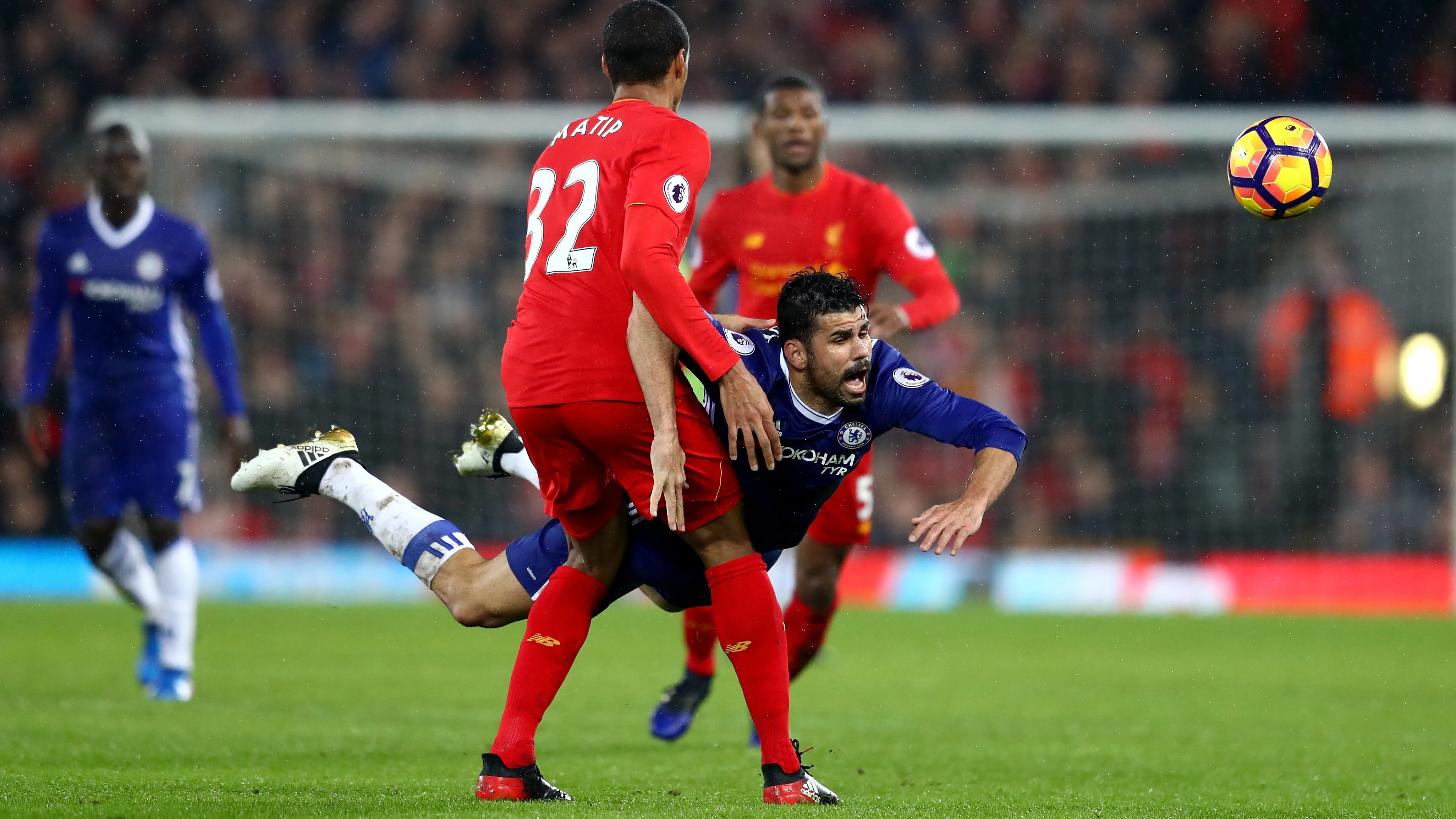 Diego Costa cae en una acción ante el Liverpool