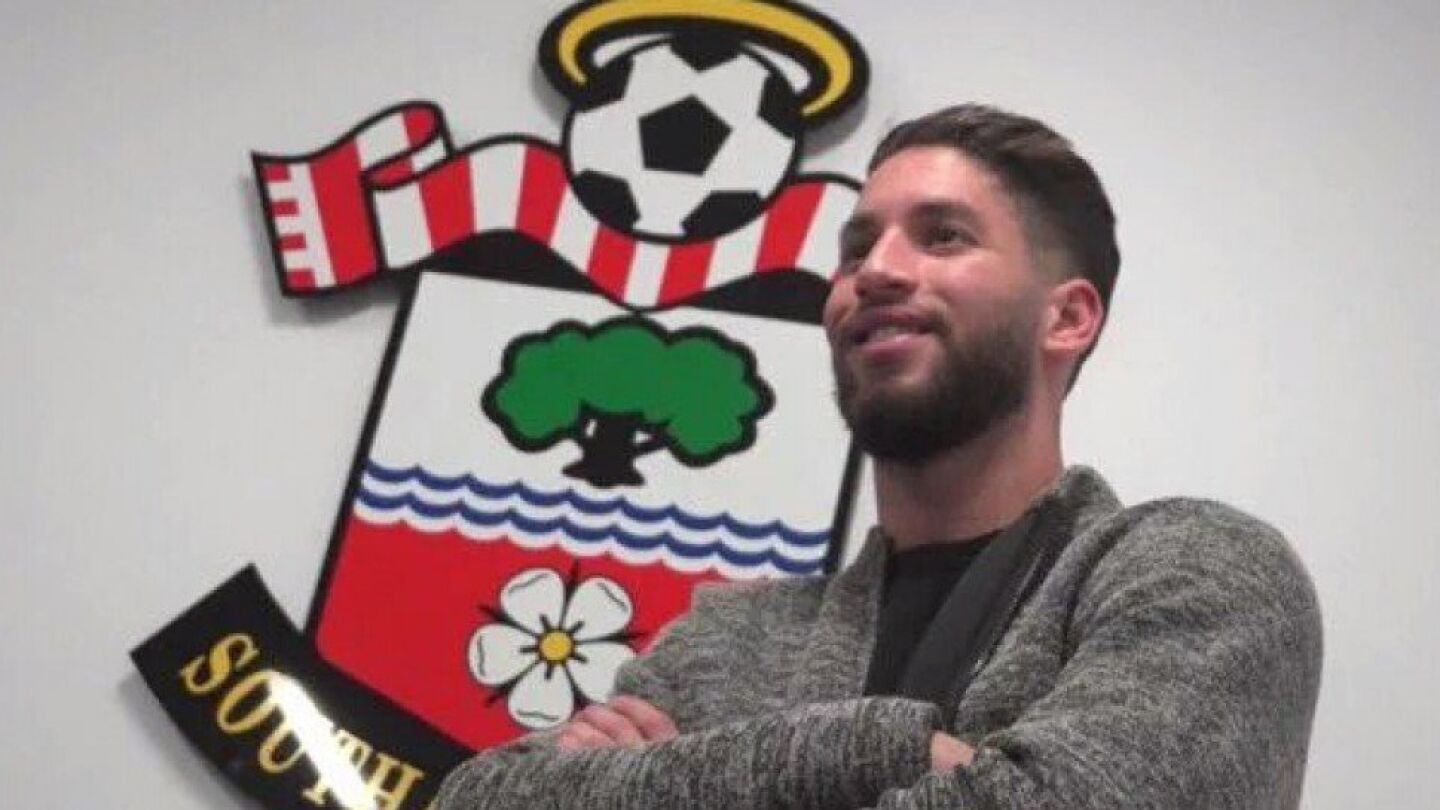 Hassen Mouez posando enfrente del escudo del Southampton