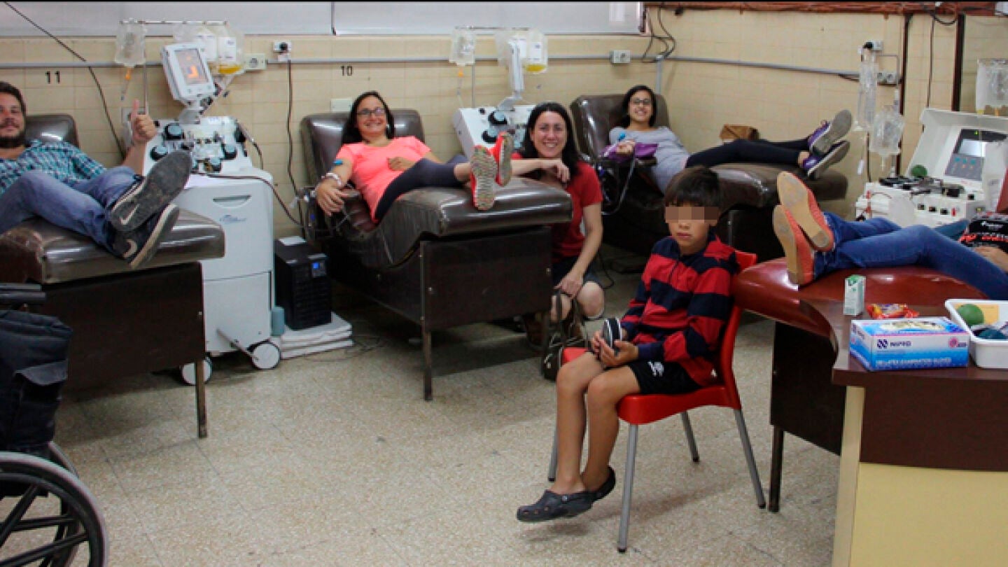 Elsa Pouton donando sangre con sus amigos