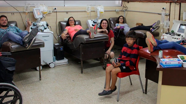 Elsa Pouton donando sangre con sus amigos