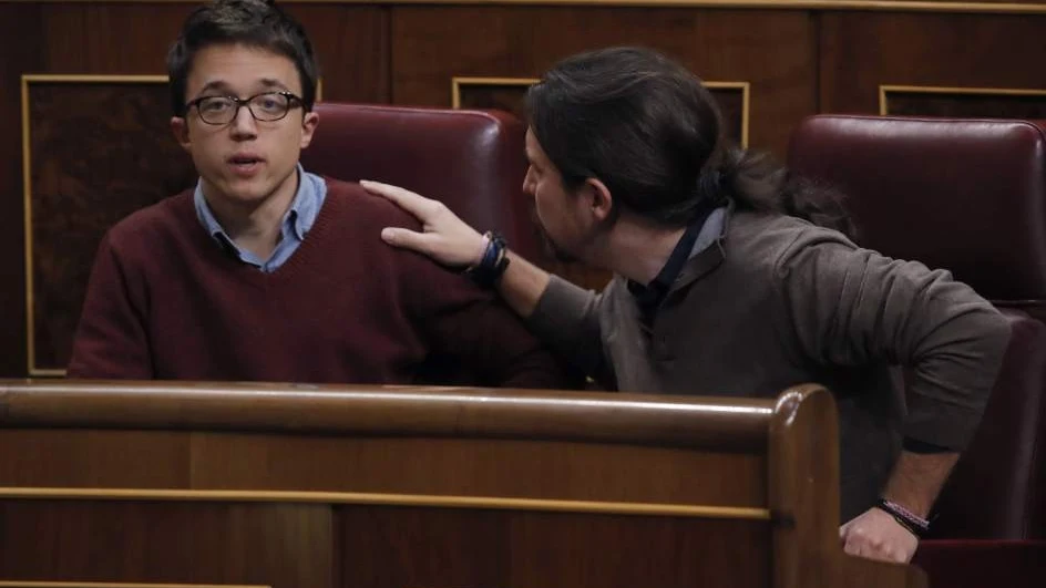 Errejón e Iglesias discutiendo en el Congreso