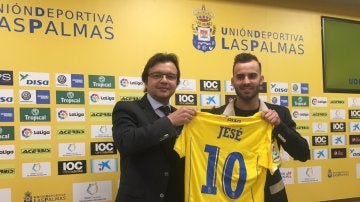 Jesé con el presidente de Las Palmas en su presentación