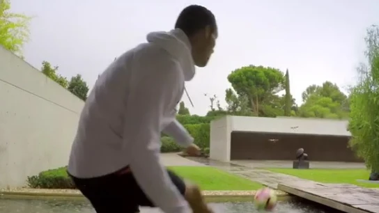 Cristiano Ronaldo trata de derribar un dron Cristiano Ronaldo trata de derribar un dron