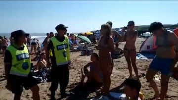 Discusión entre los policías y las bañistas que hacían toples