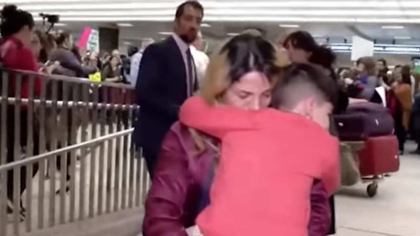 Un niño y su madre iraní se abrazan tras sufrir el veto de Trump Un niño y su madre iraní se abrazan tras sufrir el veto de Trump