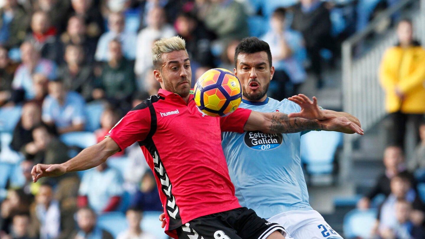 El defensa argentino del Celta de Vigo Gustavo Daniel Cabral y el centrocampista del Alav&eacute;s Victor Camarasa en el estadio Bala&iacute;dos de Vigo.