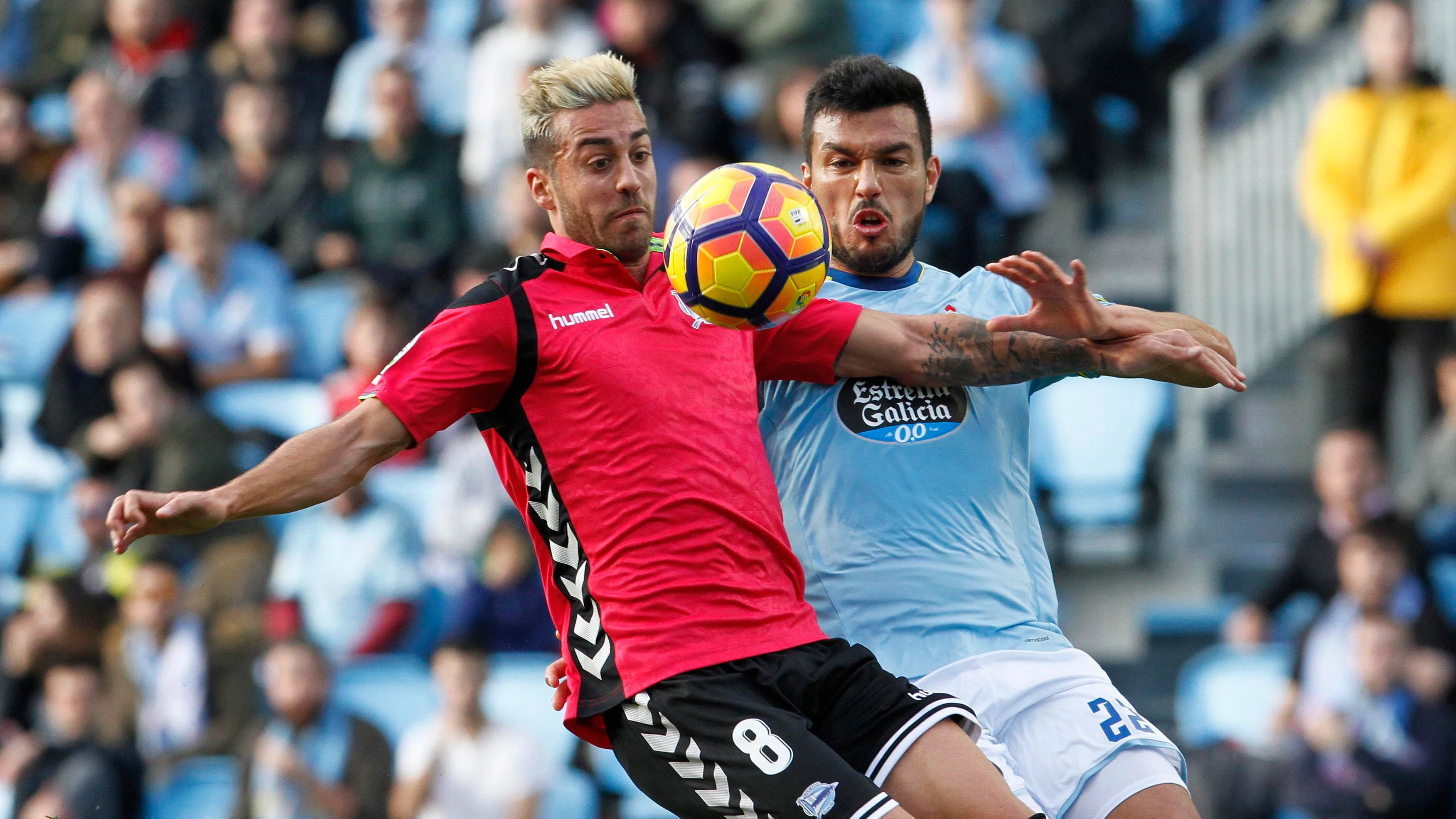 El defensa argentino del Celta de Vigo Gustavo Daniel Cabral y el centrocampista del Alavés Victor Camarasa en el estadio Balaídos de Vigo.