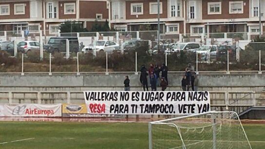 Aficionados del Rayo con una pancarta en contra del jugador