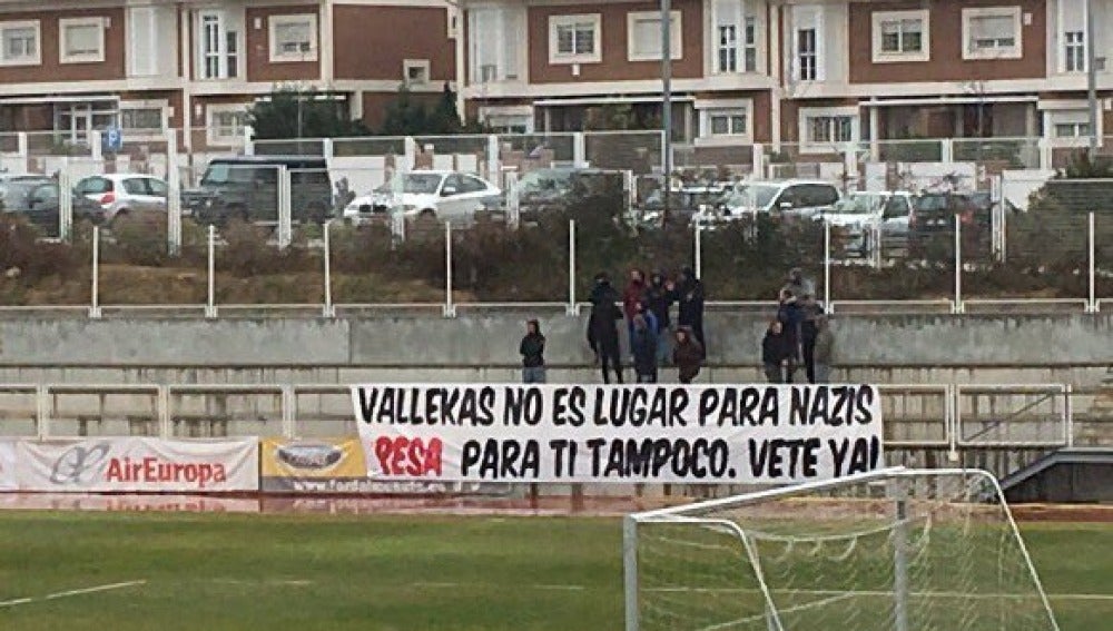 Aficionados del Rayo con una pancarta en contra del jugador