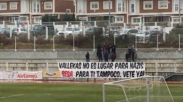 Aficionados del Rayo con una pancarta en contra del jugador