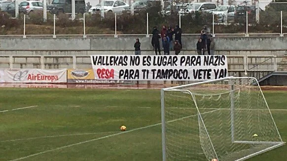 Aficionados del Rayo con una pancarta en contra del jugador