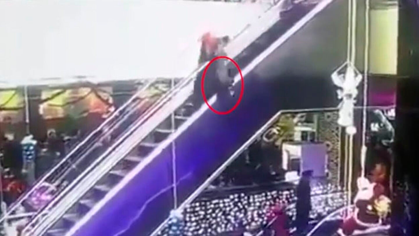 Un beb&eacute; cae por unas escaleras mec&aacute;nicas