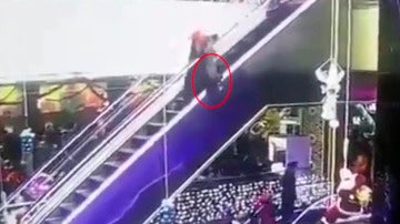 Un bebé cae por unas escaleras mecánicas