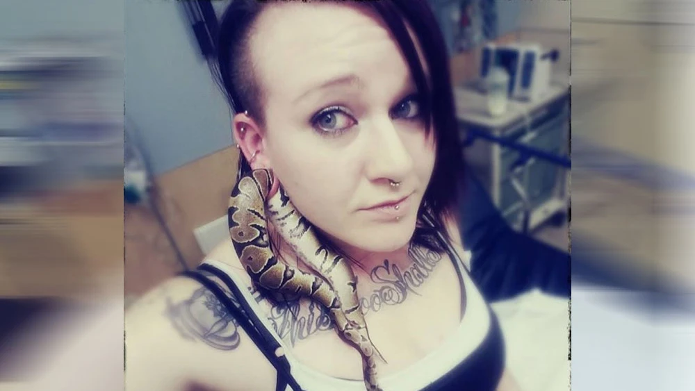Serpiente atrapada en la oreja de Ashley Glawe Serpiente atrapada en la oreja de Ashley Glawe