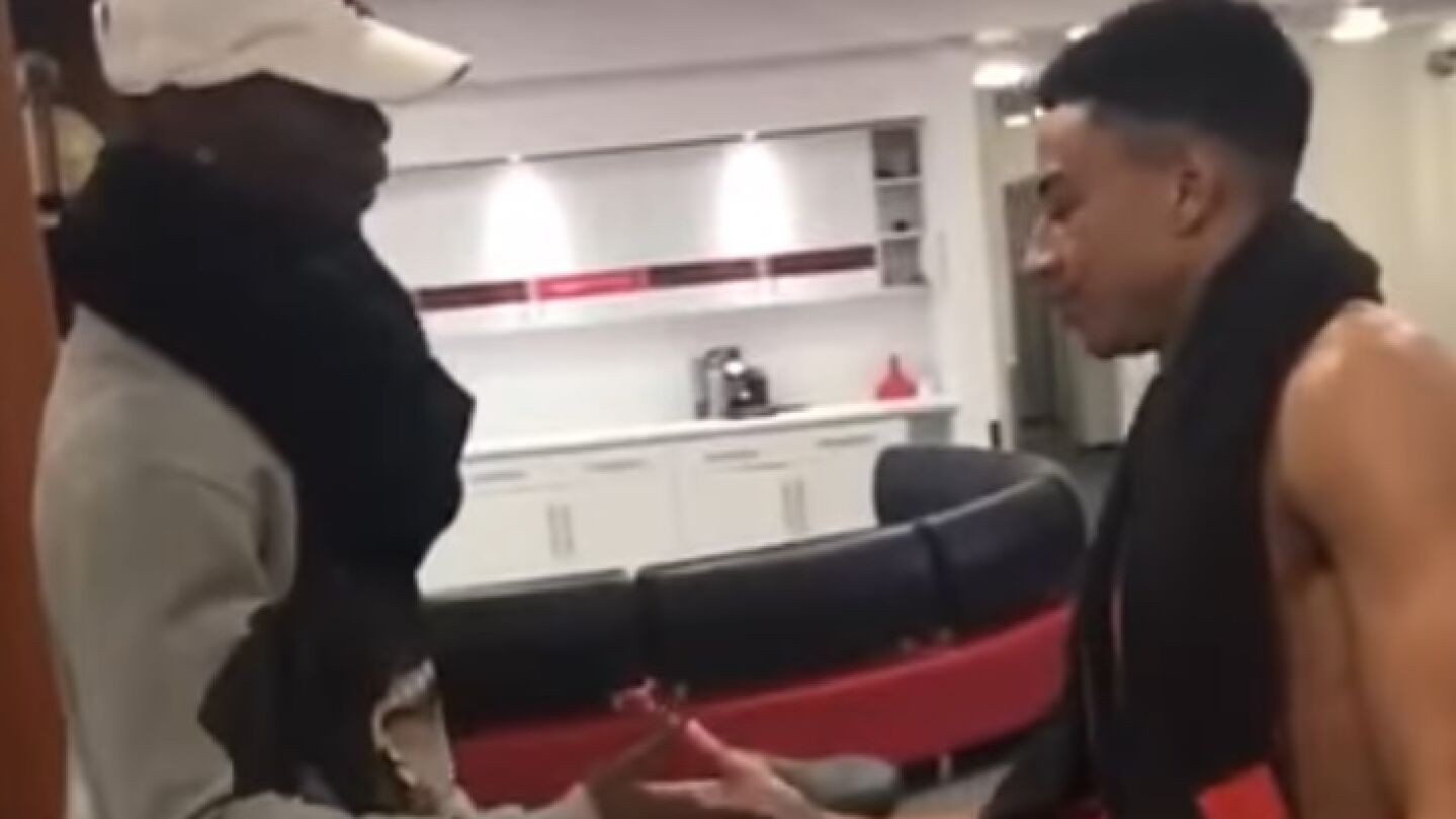 Pogba y Lingard muestran su nuevo saludo