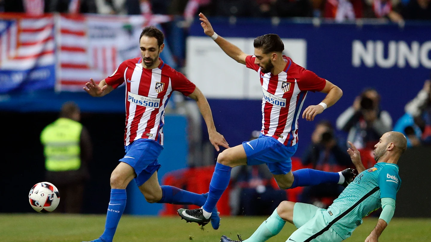 Juanfran y Carrasco presionan ante Mascherano Juanfran y Carrasco presionan ante Mascherano