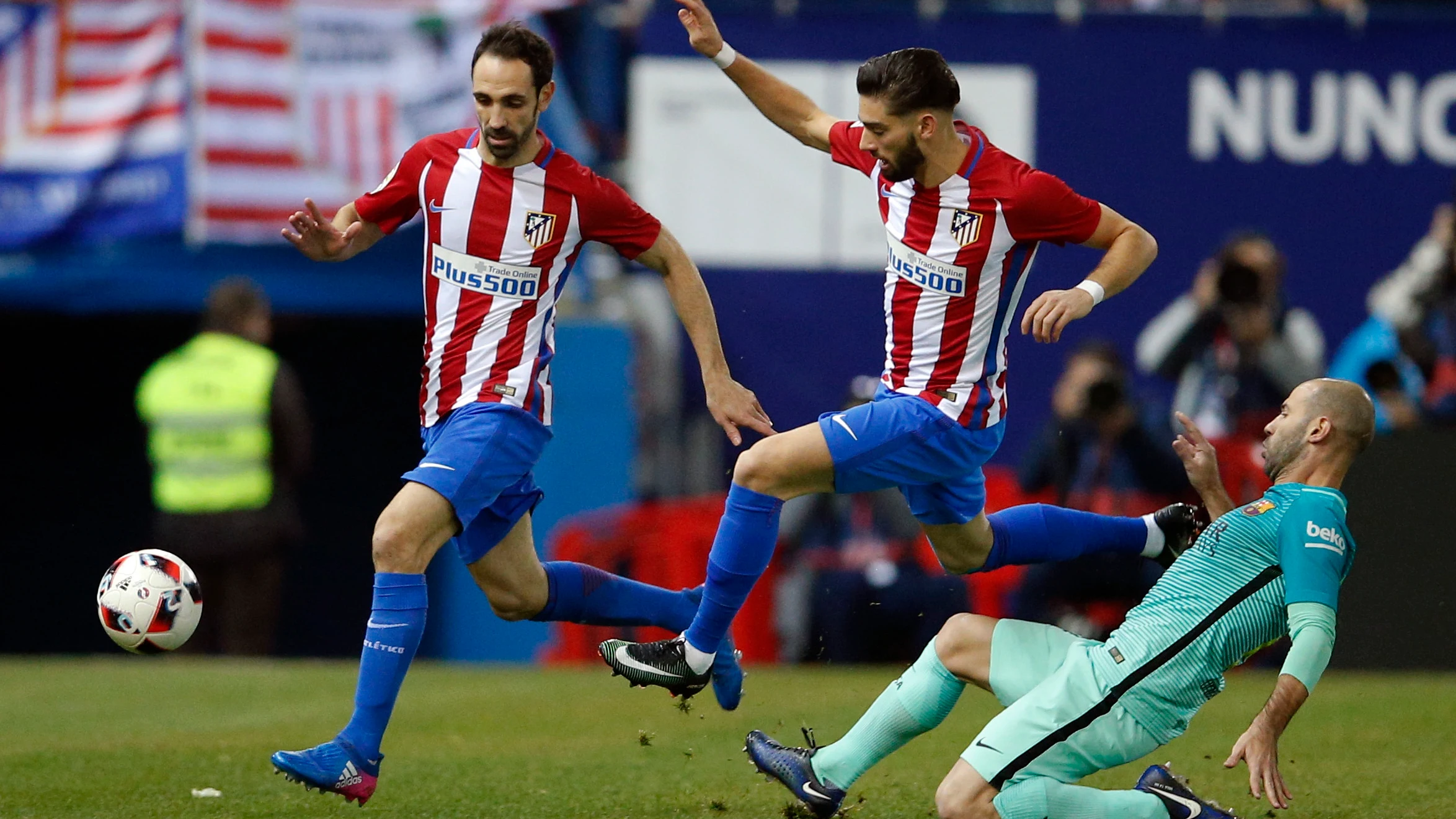 Juanfran y Carrasco presionan ante Mascherano Juanfran y Carrasco presionan ante Mascherano