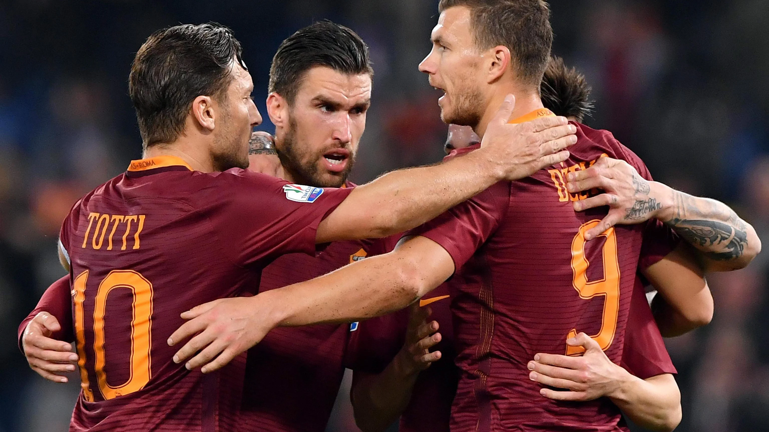 Los jugadores de la Roma celebrando un gol Los jugadores de la Roma celebrando un gol