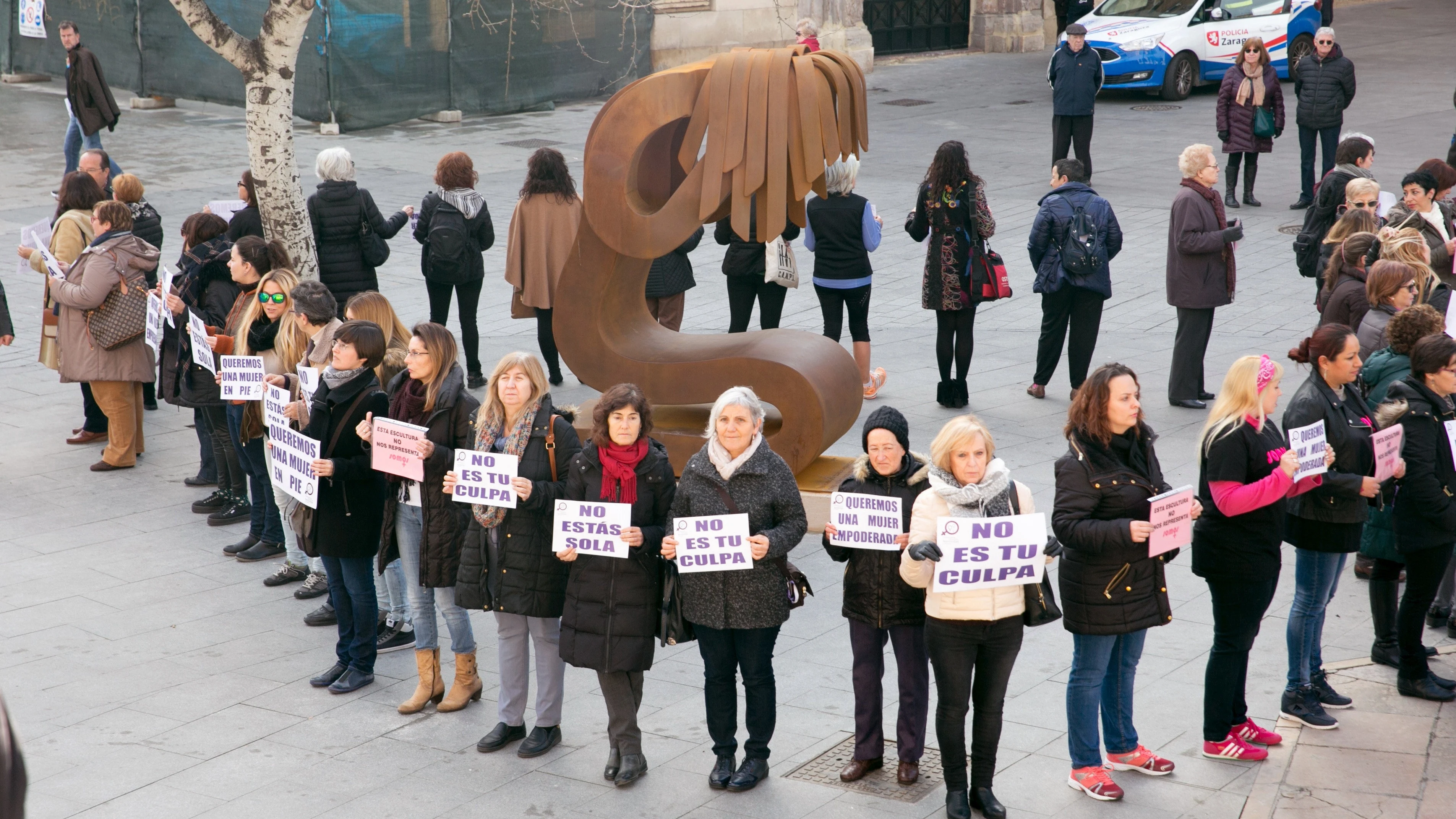 Escultura en homenaje a las víctimas de violencia machista