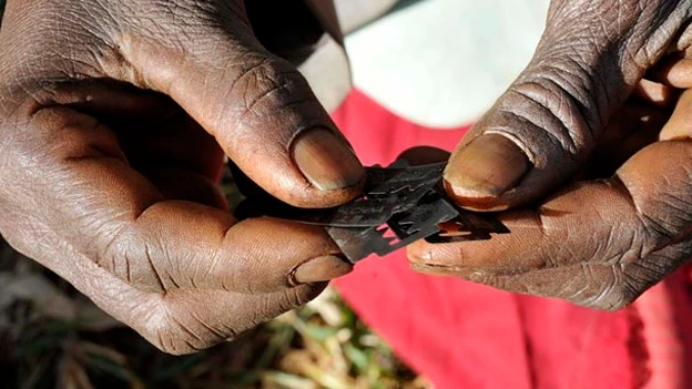 Una mujer africana sostiene varias cuchillas