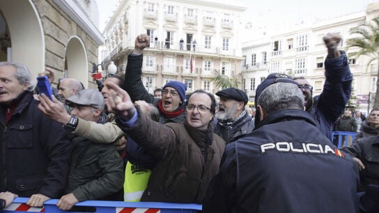 Marea Blanca de C&aacute;diz recibe entre protestas a Susana D&iacute;az