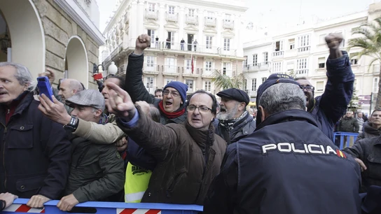 Marea Blanca de Cádiz recibe entre protestas a Susana Díaz Marea Blanca de Cádiz recibe entre protestas a Susana Díaz