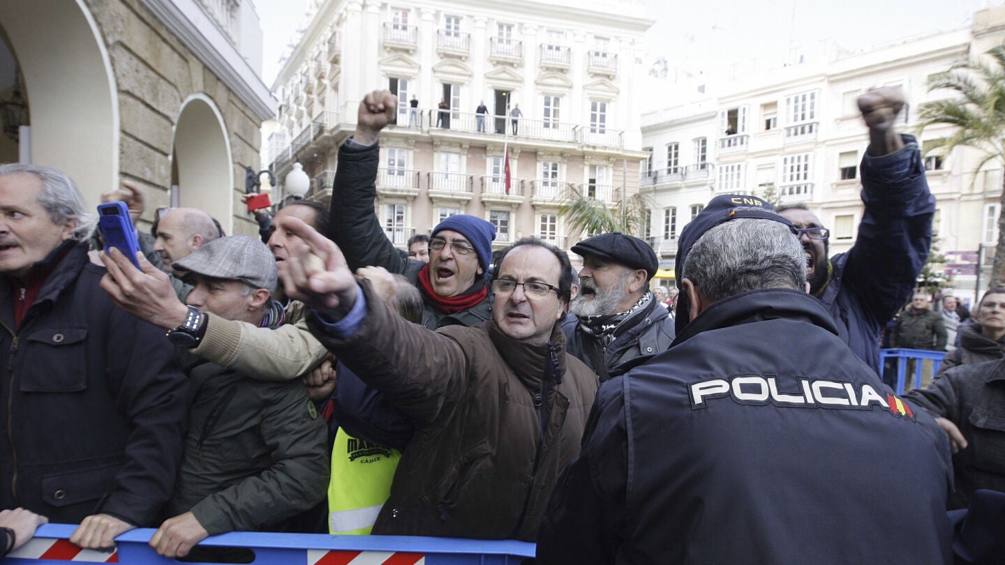 Marea Blanca de C&aacute;diz recibe entre protestas a Susana D&iacute;az