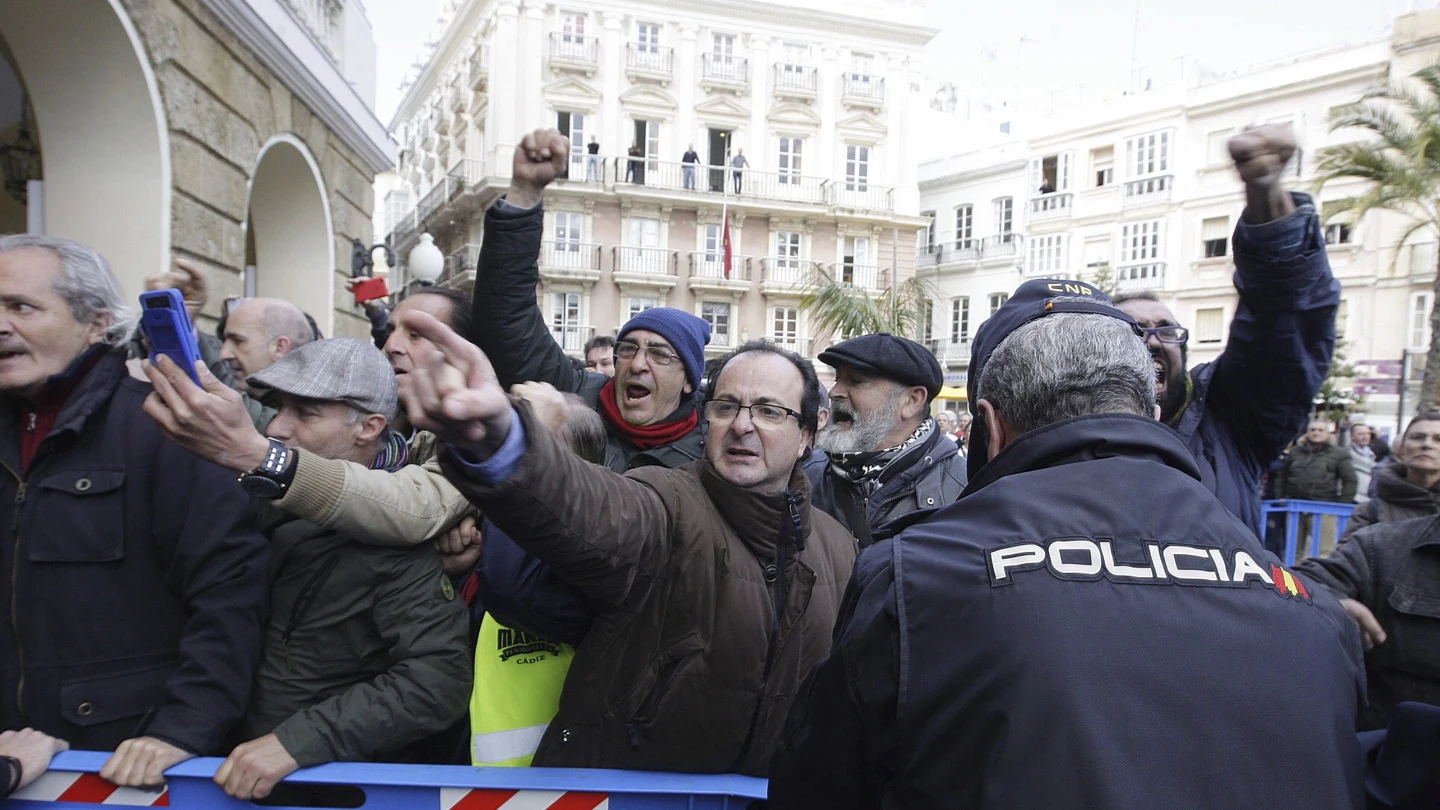 Marea Blanca de Cádiz recibe entre protestas a Susana Díaz Marea Blanca de Cádiz recibe entre protestas a Susana Díaz