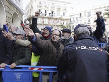 Marea Blanca de Cádiz recibe entre protestas a Susana Díaz Marea Blanca de Cádiz recibe entre protestas a Susana Díaz