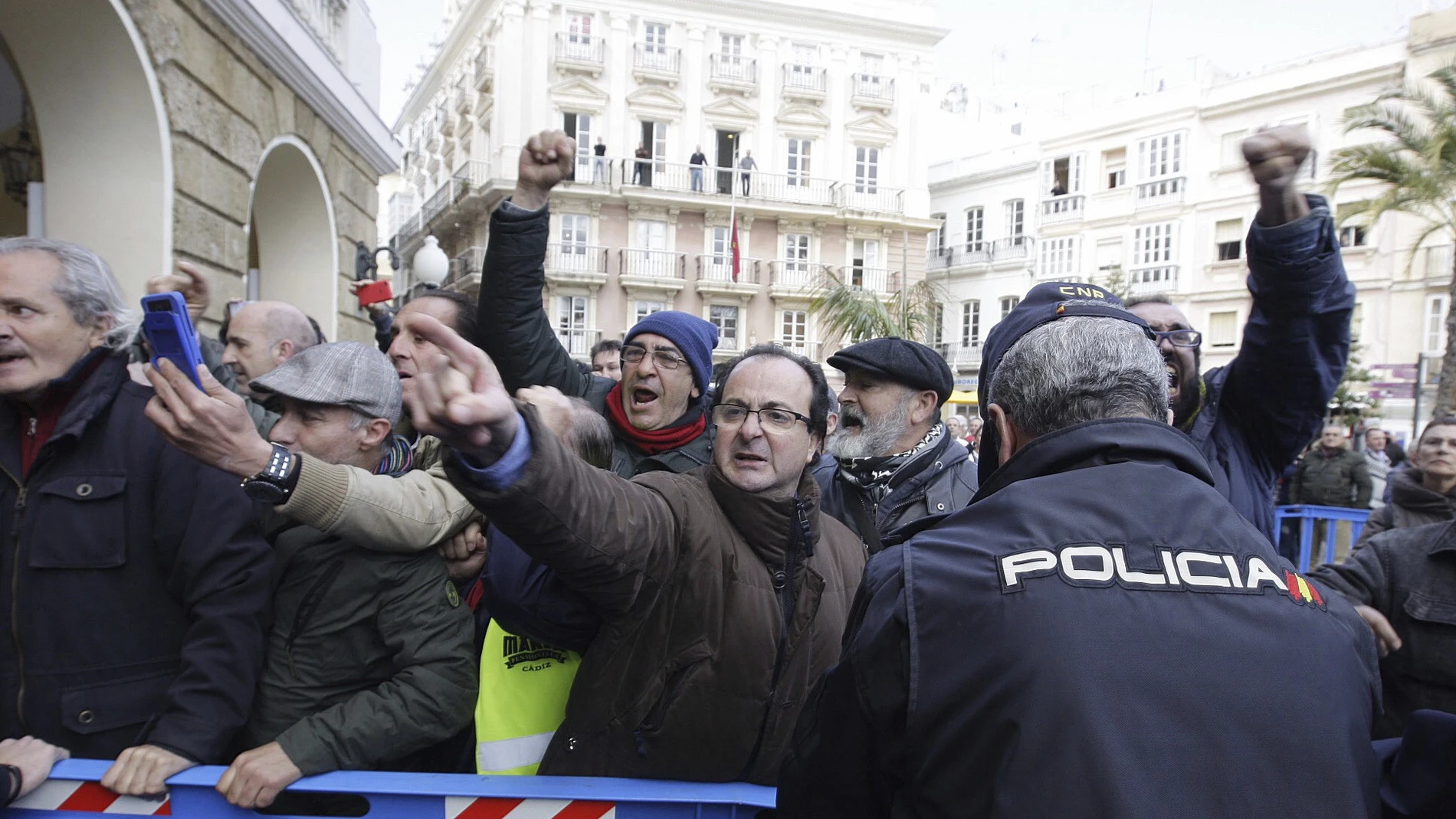 Marea Blanca de Cádiz recibe entre protestas a Susana Díaz
