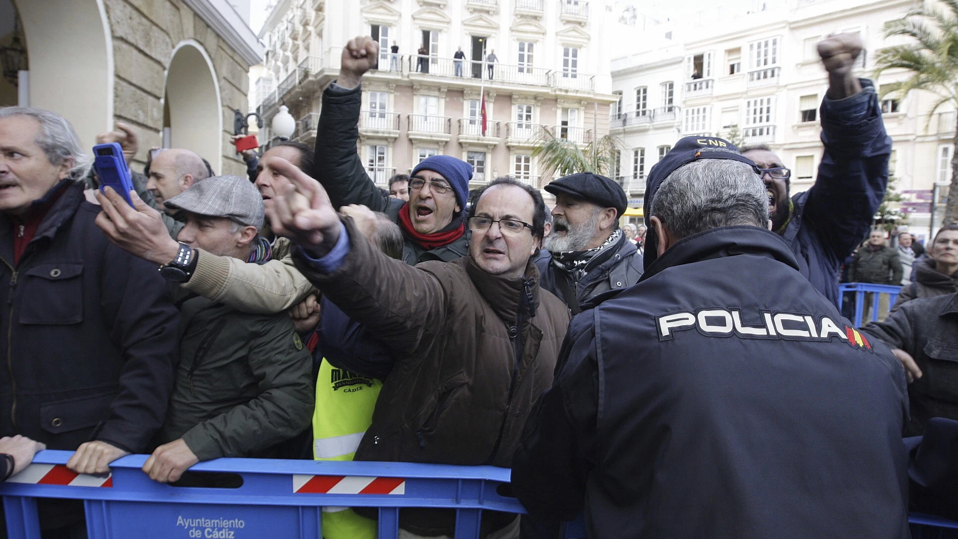 Marea Blanca de Cádiz recibe entre protestas a Susana Díaz