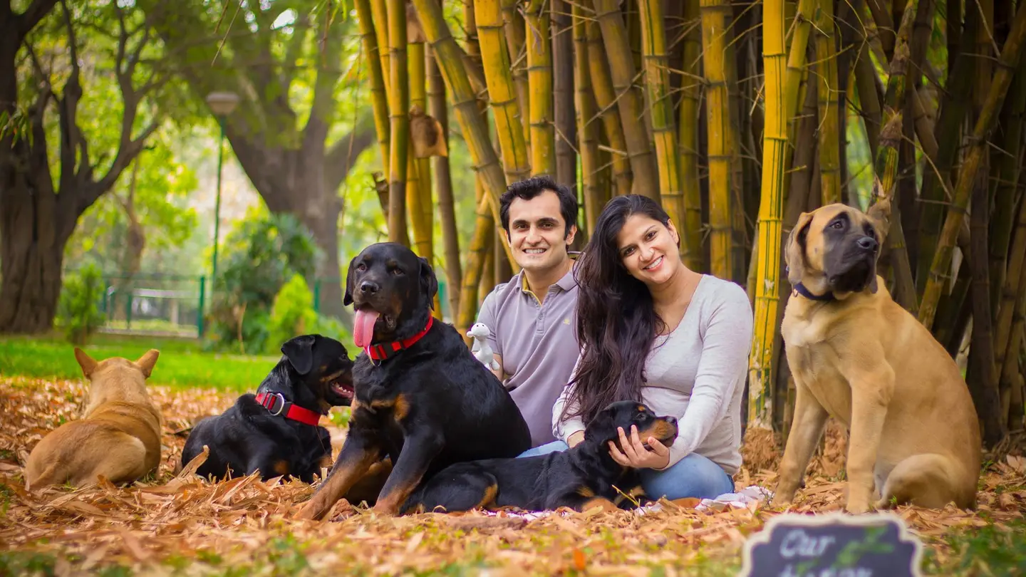 Sanjana y su marido con sus perros Sanjana y su marido con sus perros
