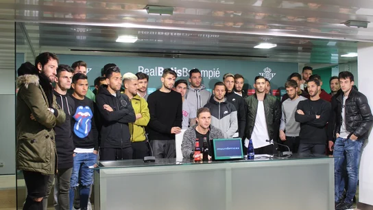 Los jugadores del Betis, durante la lectura del comunicado en apoyo a Zozulya Los jugadores del Betis, durante la lectura del comunicado en apoyo a Zozulya
