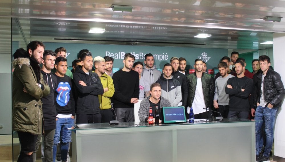 Los jugadores del Betis, durante la lectura del comunicado en apoyo a Zozulya