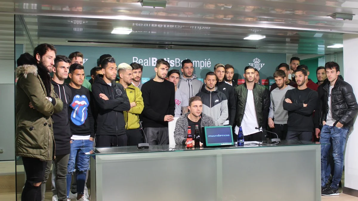 Los jugadores del Betis, durante la lectura del comunicado en apoyo a Zozulya