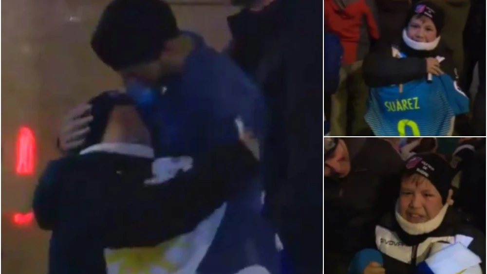 Suárez abraza a un niño tras el Atlético-Barça