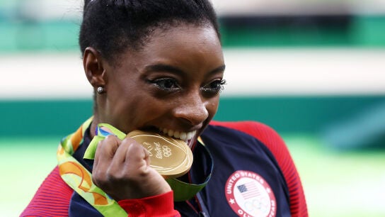 Simone Biles muerde una de las medallas que consigui&oacute; en los Juegos de R&iacute;o