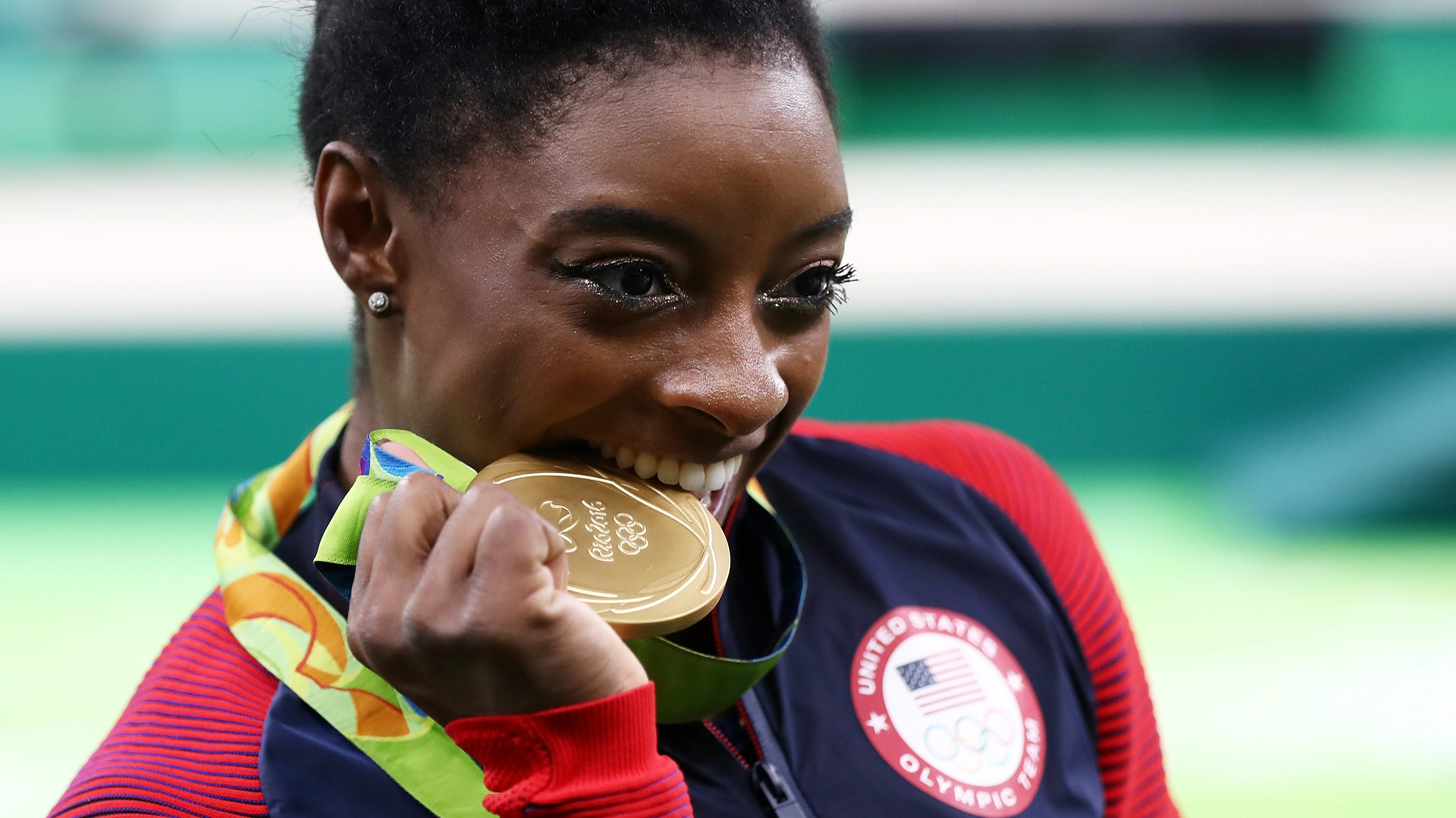 Simone Biles muerde una de las medallas que consiguió en los Juegos de Río